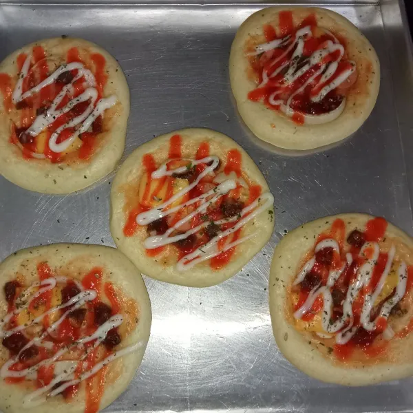 Panaskan oven terlebih dahulu lalu masukkan pizza, panggang pizza selama 25 menit dengan suhu 170°C hingga matang. Sajikan.