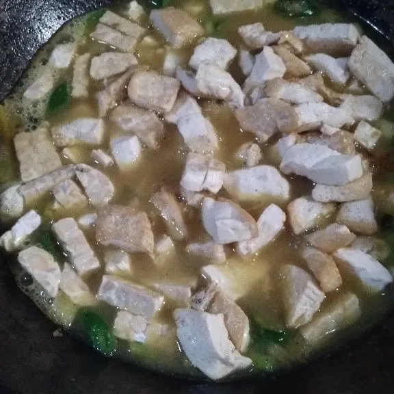 Masukkan tahu dan tempe. Aduk rata