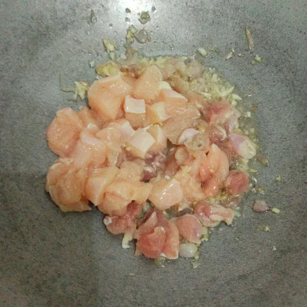 Masukkan ayam, masak hingga ayam berubah warna