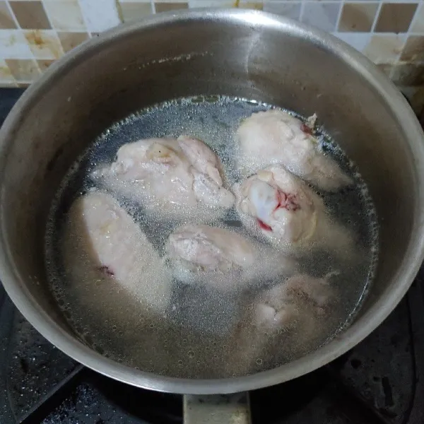 Cuci bersih ayam, lalu rebus dengan 1 siung bawang putih sampai empuk, angkat dan buang air lalu tiriskan.