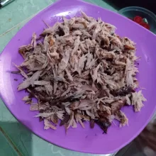 Goreng tongkol lalu suwir-suwir.