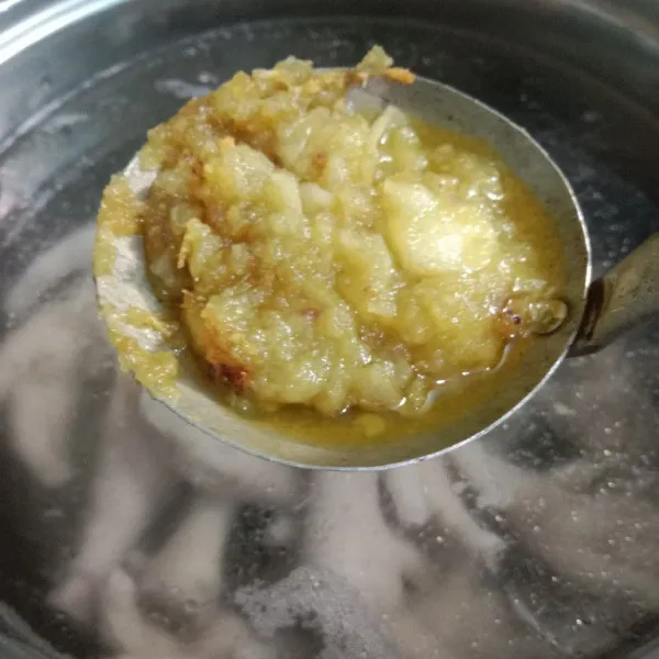 Rebus 2 liter air rebus kembali ceker bersama daun bawang prei, bumbu halus yang sudah ditumis sampai matang, garam dan kaldu ayam bubuk. Rebus ± 10 menit.