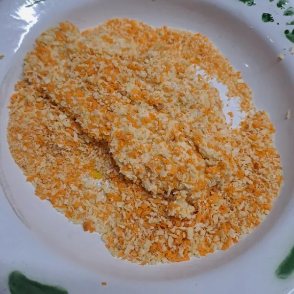 Celup ke telur kocok, lalu balur tepung panko sampai rata.