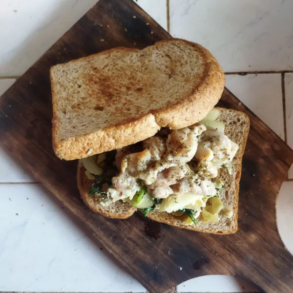 Sajikan roti rendah Glycemic Index (Low GI), isi dengan scrambled egg dan ayam yang telah di masak selagi hangat.