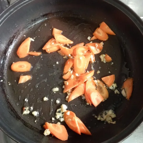 Panaskan minyak tumis bawang putih sampai harum lalu masukan potongan wortel, lalu tambahkan secukupnya air masak sampai mendidih.