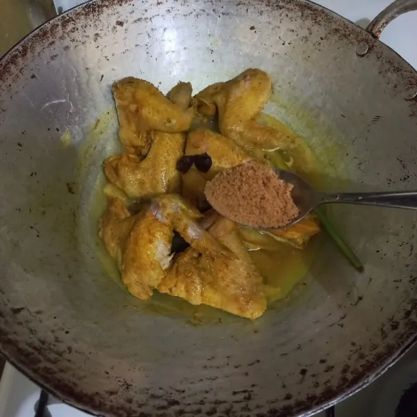 Masak hingga daging ayam berubah warna, masukkan asam jawa dan gula aren.