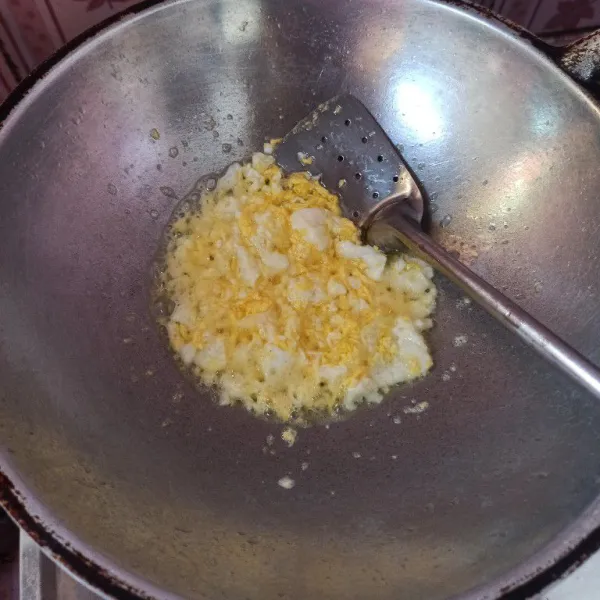 Panaskan minyak goreng secukupnya kemudian masukkan telur goreng orak-arik hingga matang.