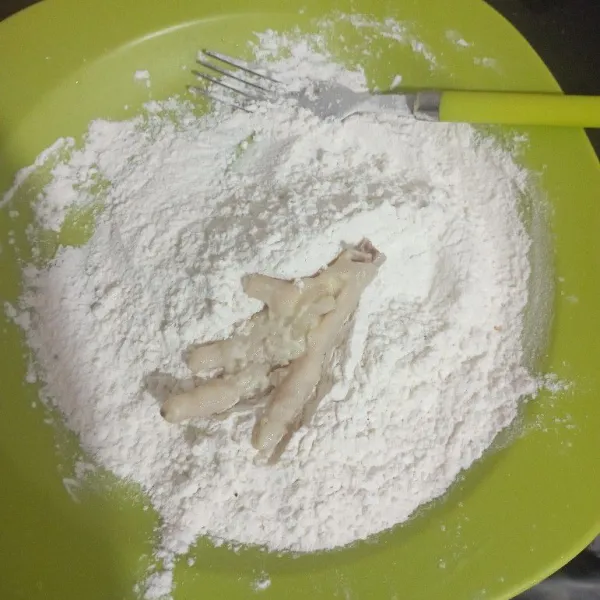 Ambil satu buah ceker ayam masukkan ke dalam tepung bumbu crispy, aduk sambil dicubit-cubit agar tepung menempel sempurna.