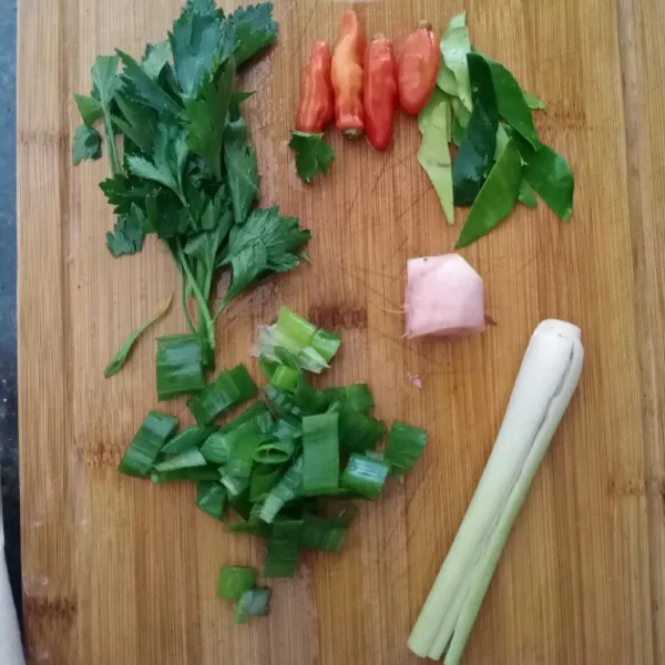 Rajang daun bawang dan daun sop. Siapkan rawit, lengkuas, serai, dan daun jeruk.