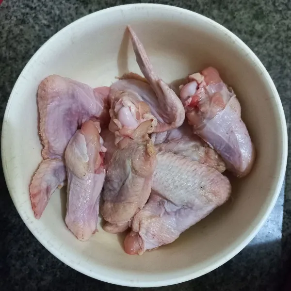 Siapkan sayap ayam yang telah dibersihkan.