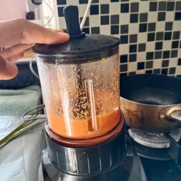 Blender bumbu dengan sedikit air