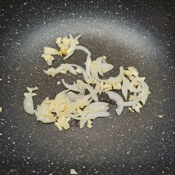 Tumis bawang putih dan bawang bombay sampai harum dan layu.