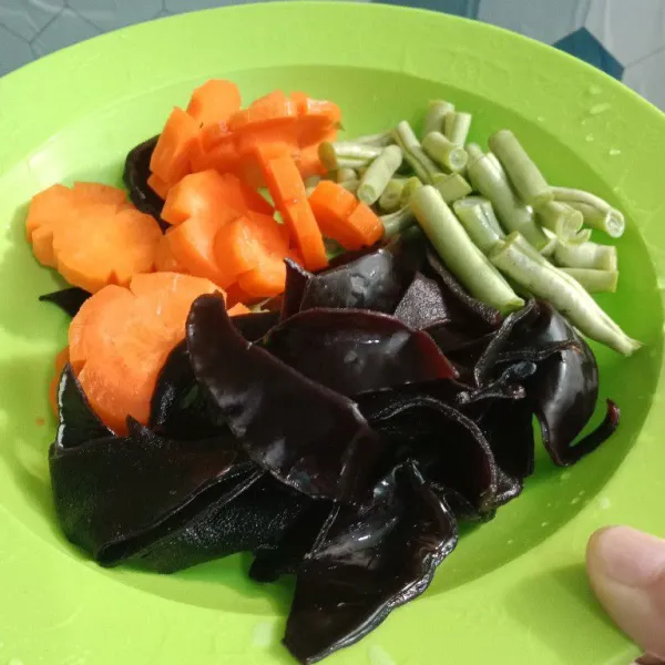 Kemudian masukkan sayuran, kecuali daun seledri dan kol putih. Rebus sampai empuk.