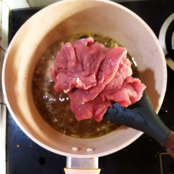 Tambahkan daging sukiyaki (atau daging tipis lokal lainnya) ke dalam kuah tumisan lalu masak kembali hingga daging matang. Lalu tambahkan bawang bombay, masak hingga layu dan tuangkan larutan maizena. Masak kembali hingga kental.