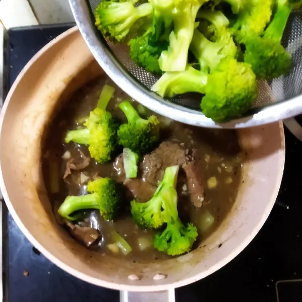 Setelah kental, masukkan brokoli rebus ke dalam tumisan, aduk, masak sebentar lalu angkat. Koreksi rasa kemudian siap disajikan.