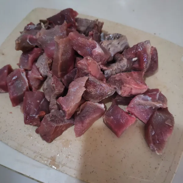 Potong sesuai selera daging sapi dan paru rebus.