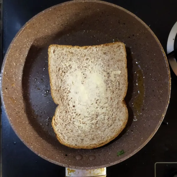 Siapkan roti rendah Glycemic Index (Low GI) lalu olesi dengan butter kemudian panggang sebentar di atas pan.