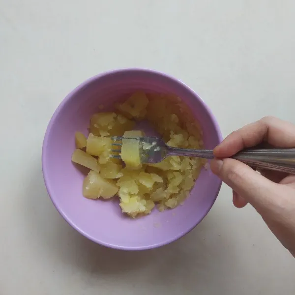 Hancurkan kentang menggunakan garpu.