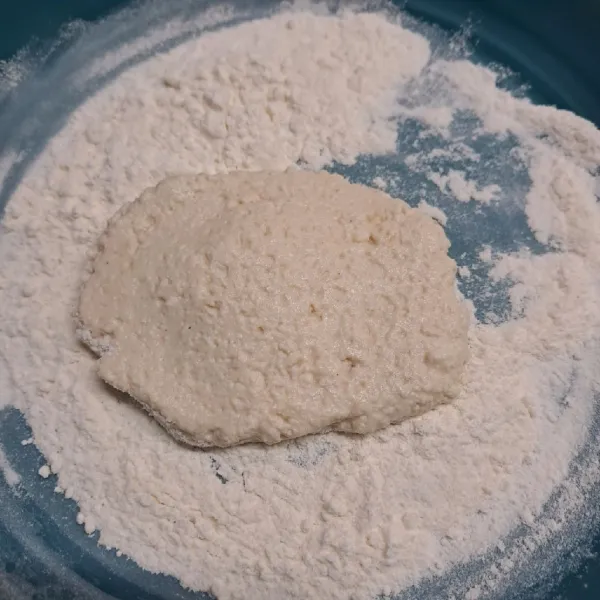 Ambil adonan secukupnya, bentuk pipih. Beri taburan tepung terigu.