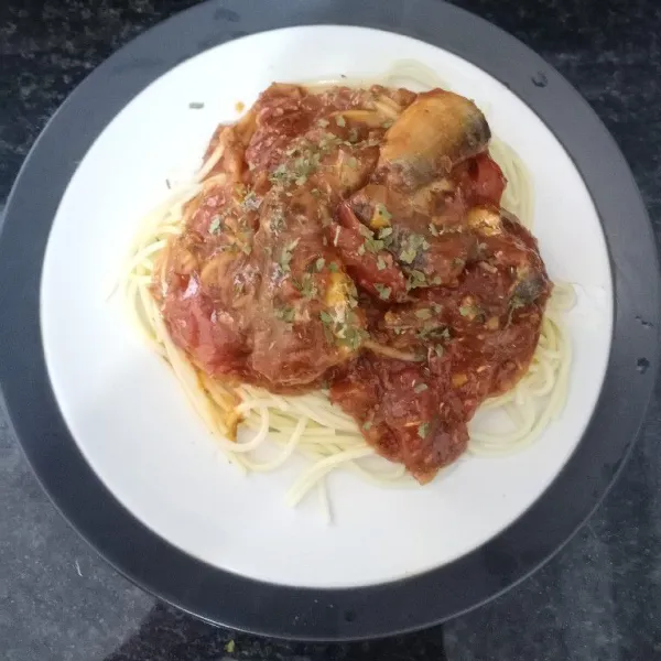 Tuang saus sarden di atas pasta spaghetti.