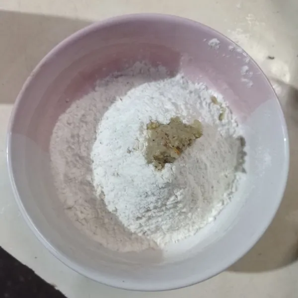 Masukkan tepung terigu, tepung beras, bumbu halus, garam dan kaldu bubuk ke dalam mangkok.