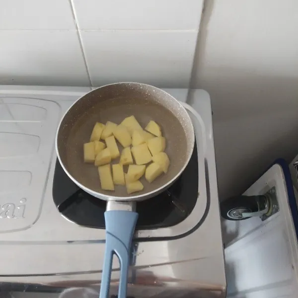 Masukkan kentang, masak sampai benar-benar empuk.