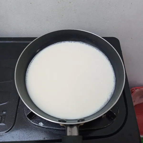 Masak susu, gula, garam dan vanili hingga meletup-letup lalu matikan kompor.