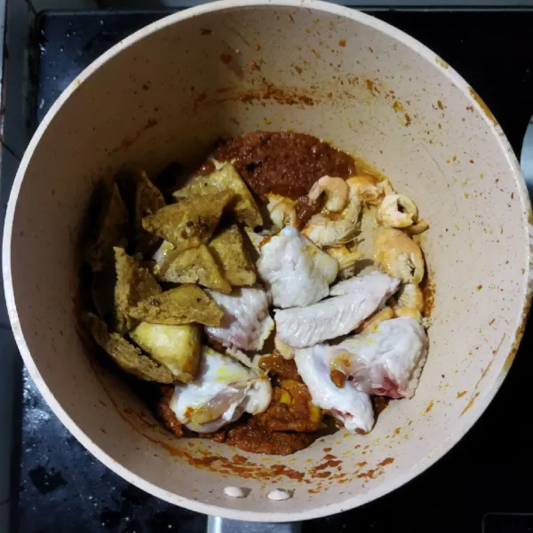 Tambahkan udang, kentang, kapri, dan batang bok choy, aduk rata. Kemudian tuangkan kaldu ayam/ sapi ke dalam panci, masak hingga mendidih dan kentang melunak.