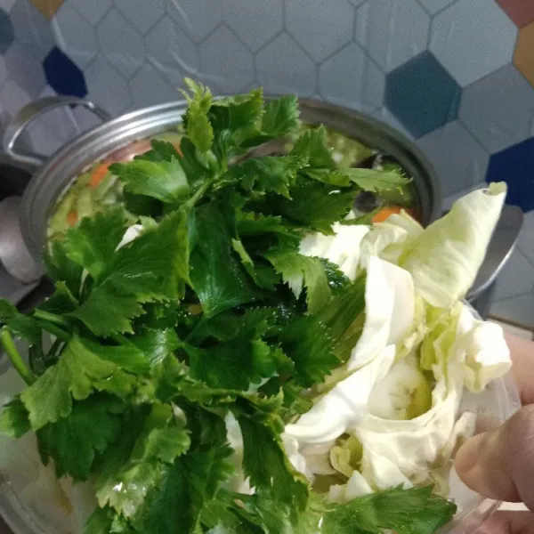 Masukkan kol putih dan seledri masak sebentar hanya sampai layu saja.