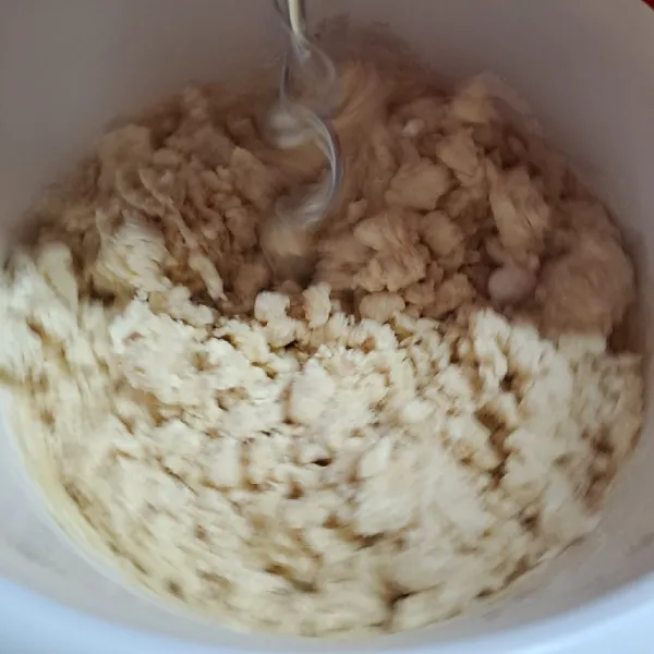 Aduk rata susu UHT dan krimer kental manis. Masukkan dalam bowl mixer. Beri tepung terigu dan ragi instan. Mixer sampai ½ kalis dengan speed 3.
