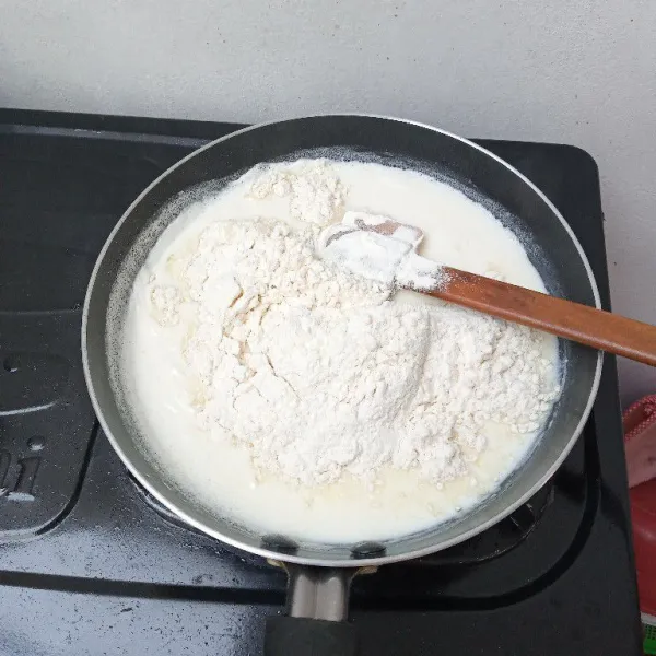 Masukkan tepung terigu, aduk hingga tercampur merata dan kalis.