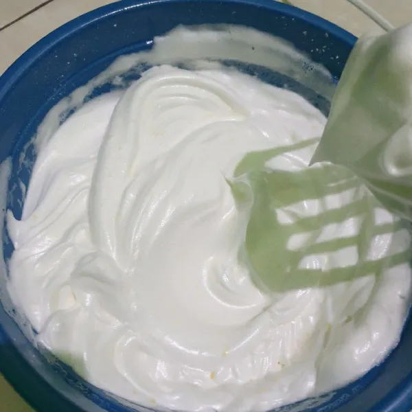 Mixer putih telur dan sp sampai bebusa lalu tambahkan gula pasir bertahap selama 3x. Mixer sampai kental berjejak, sisihkan.