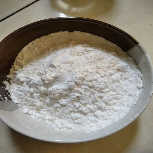 Campur tapioka, terigu, garam dan kaldu bubuk.