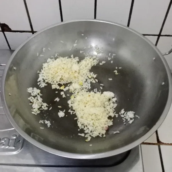 Masukkan nasi dan aduk sampai rata kembali.