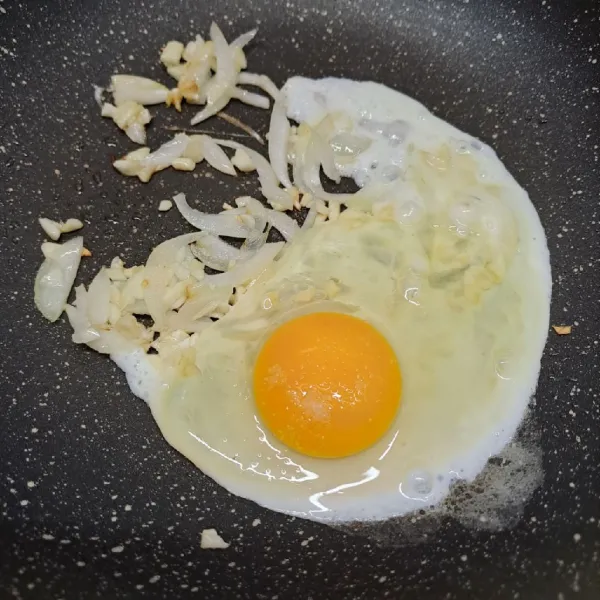 Pecahkan telur, beri sejumput garam. Buat orak-arik telur.