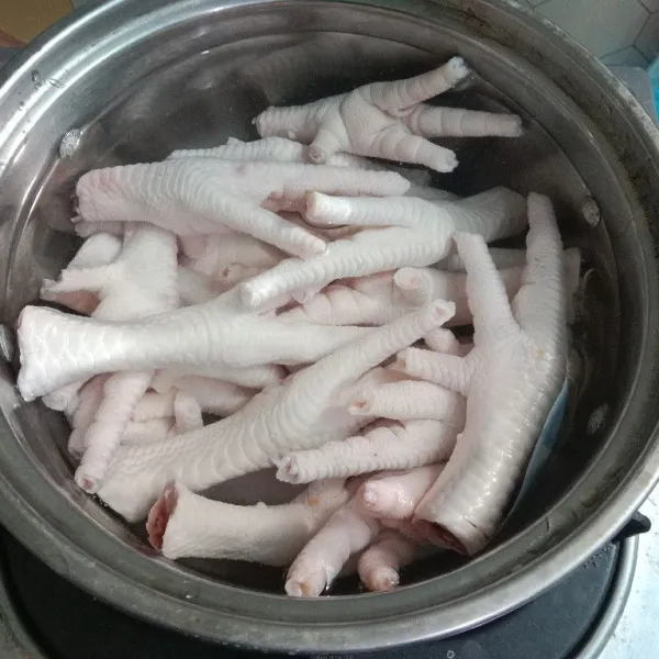 Rebus ceker selama 5 menit. Angkat buang air rebusannya kemudian cuci kembali ceker ayam sampai bersih, tiriskan.