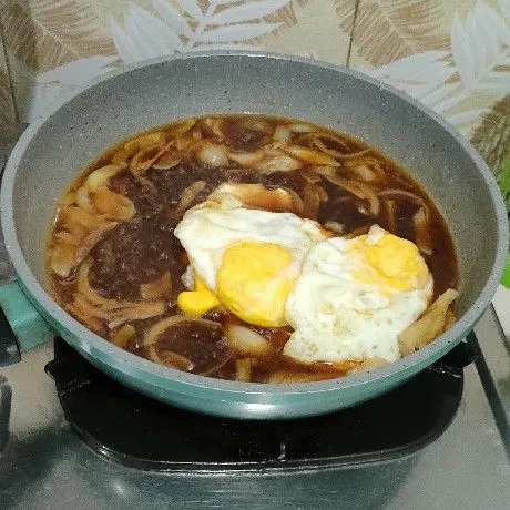 Masukkan telur ceplok. Masak sampai meresap. Koreksi rasa.