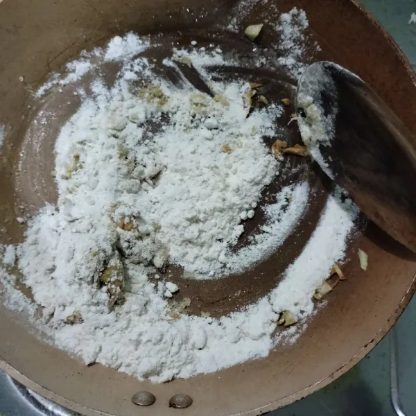 Kemudian masukkan tepung terigu, garam dan penyedap rasa, aduk sampai rata.