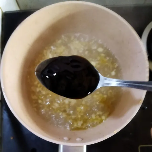 Setelah mendidih, masukkan saus tiram, gula dan lada hitam, masak kembali hingga mendidih.