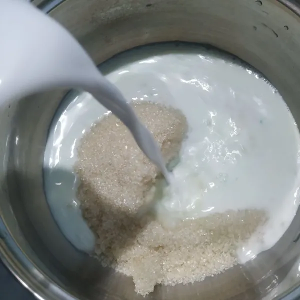 Masukkan bubuk agar dan gula pasir ke dalam wadah lalu tuangkan santan dan aduk rata.