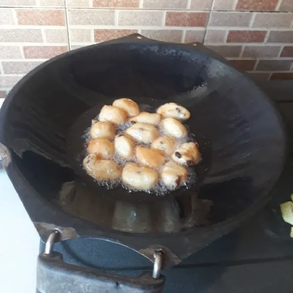 Masukkan adonan ke dalam piping bag. Keluarkan dan potong-potong dengan gunting di atas minyak panas, gunakan api sedang cenderung kecil. Goreng hingga kecokelatan, angkat dan tiriskan.