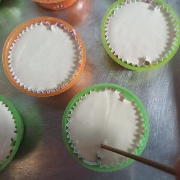 Buat garis menyerupai tanda + dengan air jeruk menggunakan tusuk gigi.