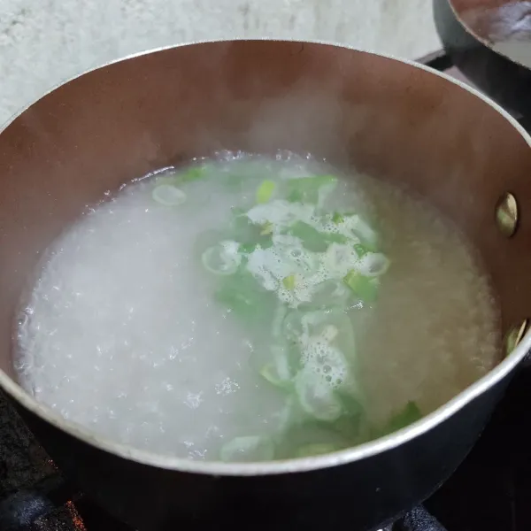 Blender ebi dan bawang putih hingga halus dengan sedikit air, masak dengan air hingga mendidih, setelah mendidih masukkan daun bawang, garam, dan kaldu.