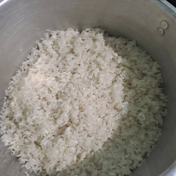 Cuci bersih beras lalu tiriskan.