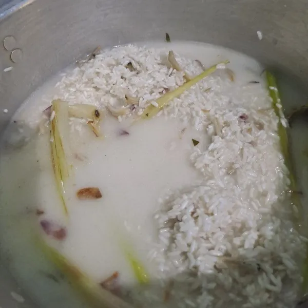 Masukan beras, santan, aduk rata lalu masukan tumisan, garem aron sampai beras setengah matang.