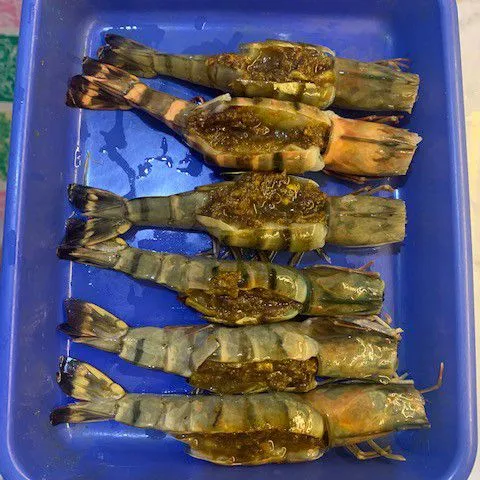 Bumbui udang dengan bumbu halus.