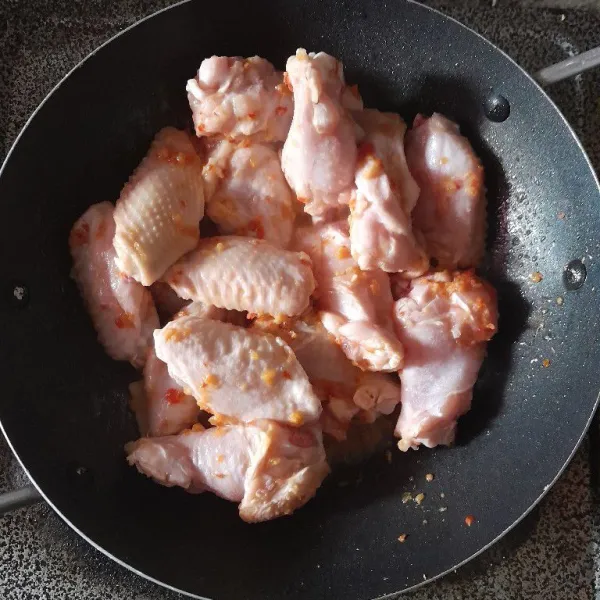 Masukkan ayam, masak hingga berubah warna