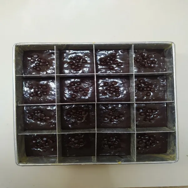 Panaskan oven, tuang adonan di cetakan brownies sekat yang telah diolesi dengan carlo, dan beri taburan chocochip. Lalu panggang di suhu 150° api atas dan bawah selama 30 menit atau sesuaikan oven masing-masing.