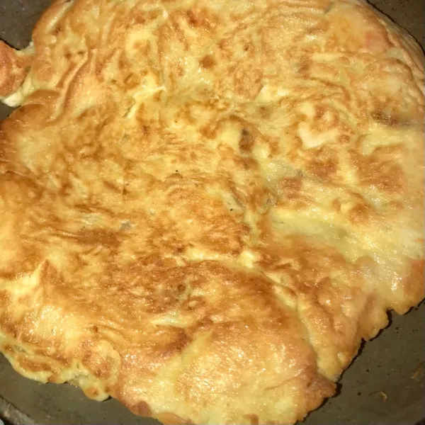 Goreng dengan api sedang cenderung panas hingga matang.