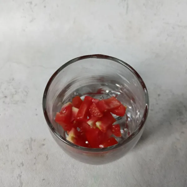 Potong-potong tomat dan masukkan ke dalam gelas.